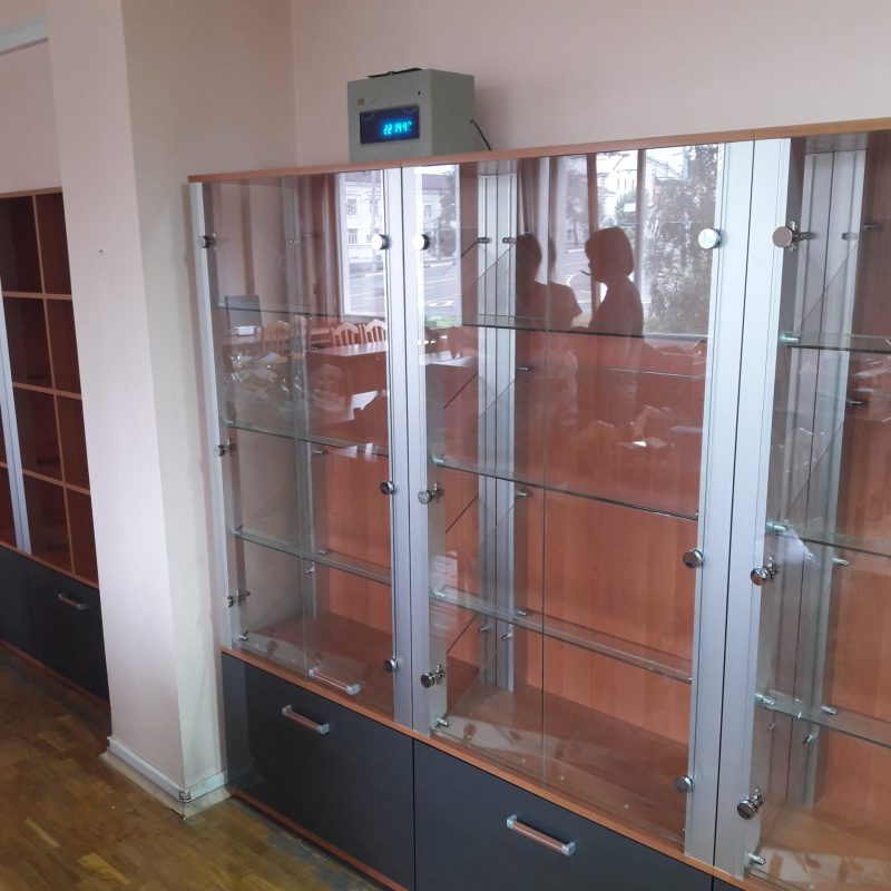 Образцы шкафов-витрин